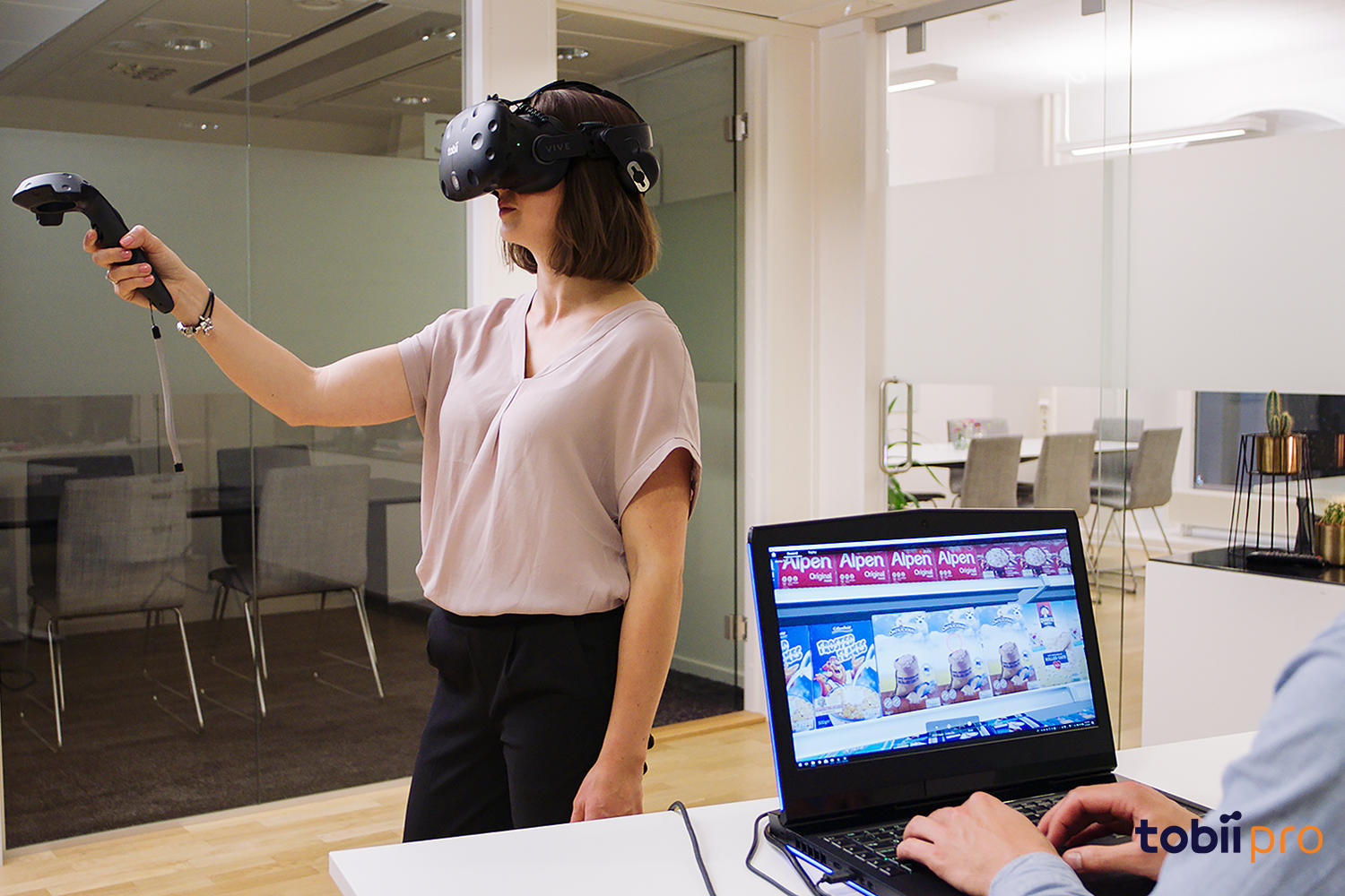 Виар установить. Тестирование VR. Работники VR. Трекинг VR. Virtual reality подготовка персонала.